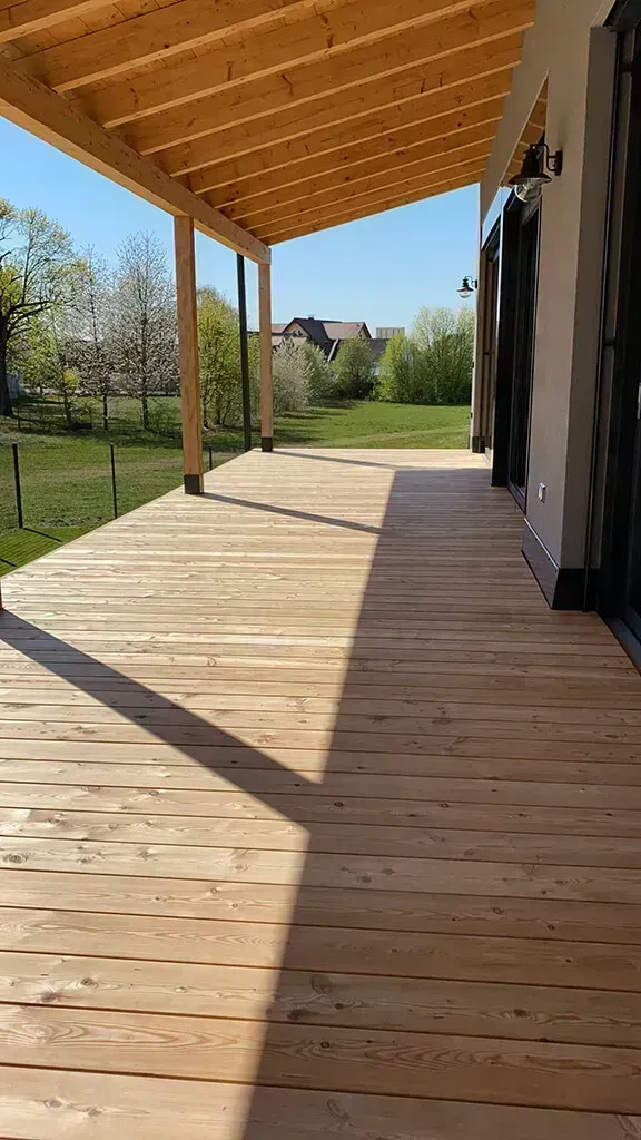 Hochwertige Holzterrasse mit Outdoor-Möbeln
